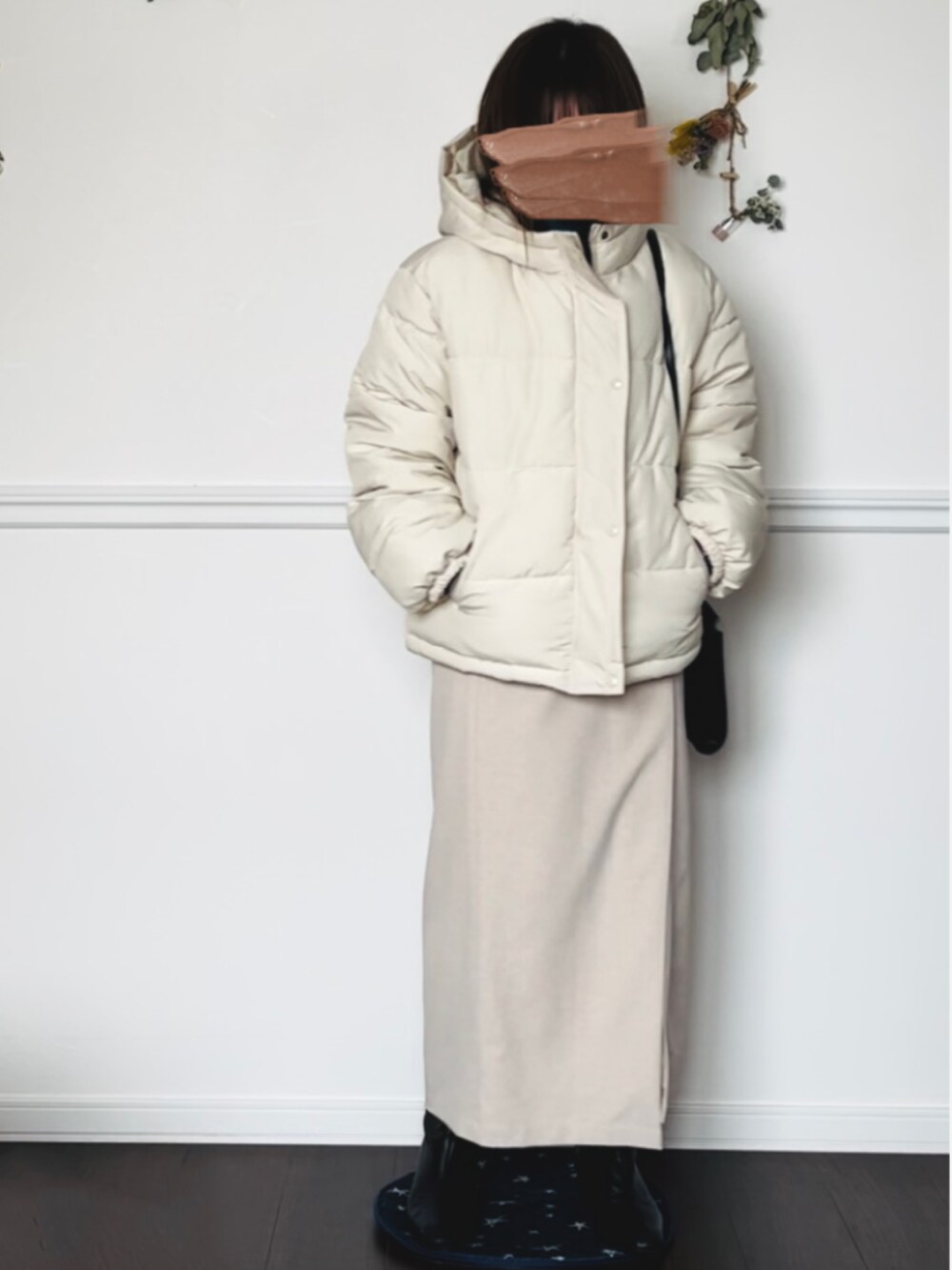 ブルー系のニット/セーター、ベージュ系のスカート、ブラック系のブーツを着用したレディースの冬コーディネートの2枚目の写真