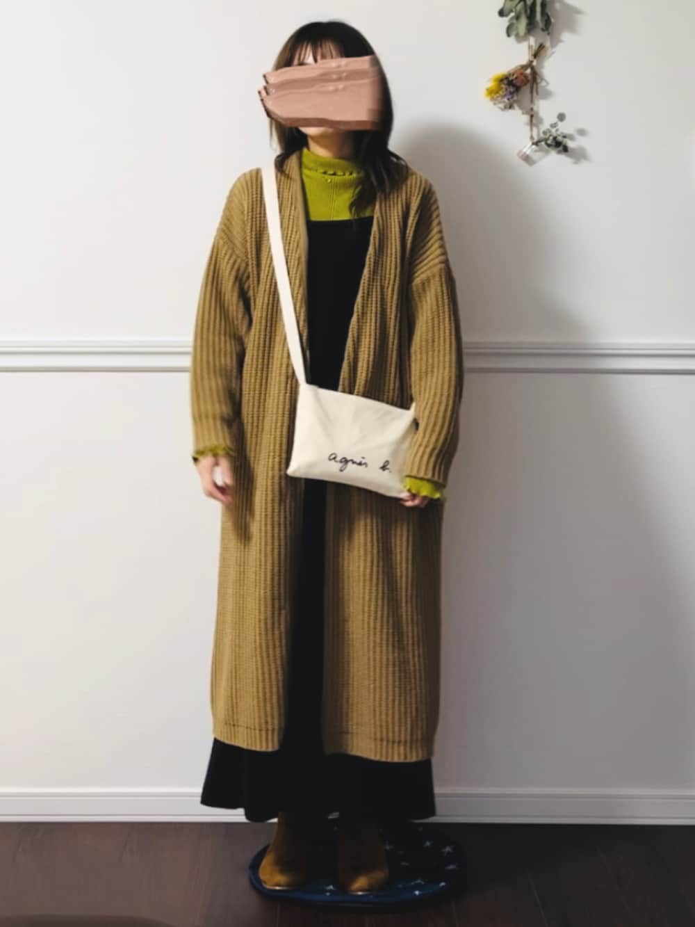 ブラック系のワンピースを着用したレディースの春コーディネートの2枚目の写真