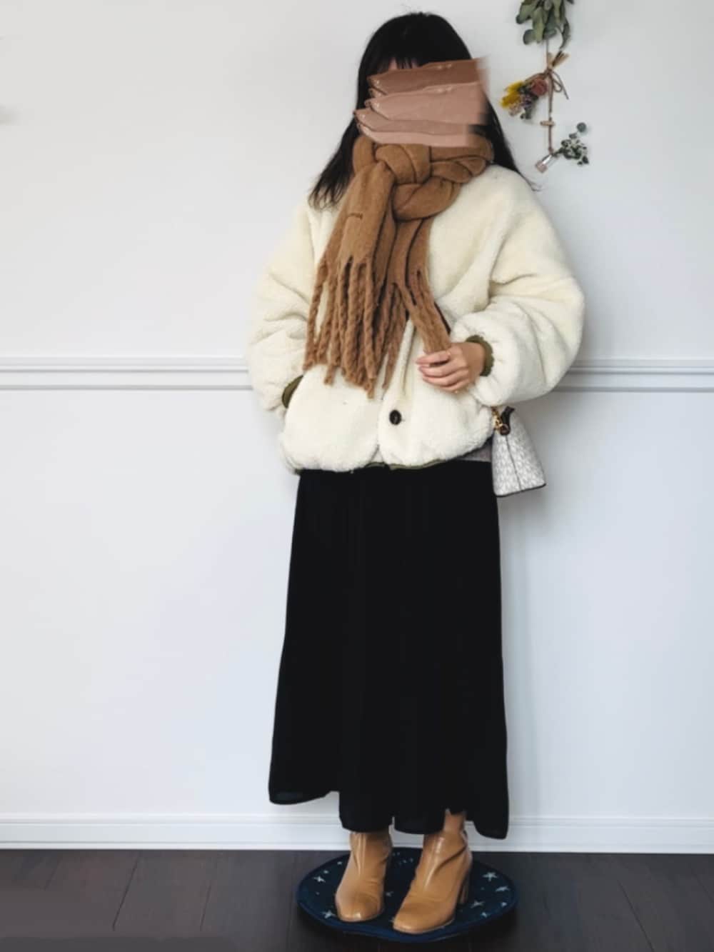 ブラック系のブーツを着用したレディースの冬コーディネートの2枚目の写真