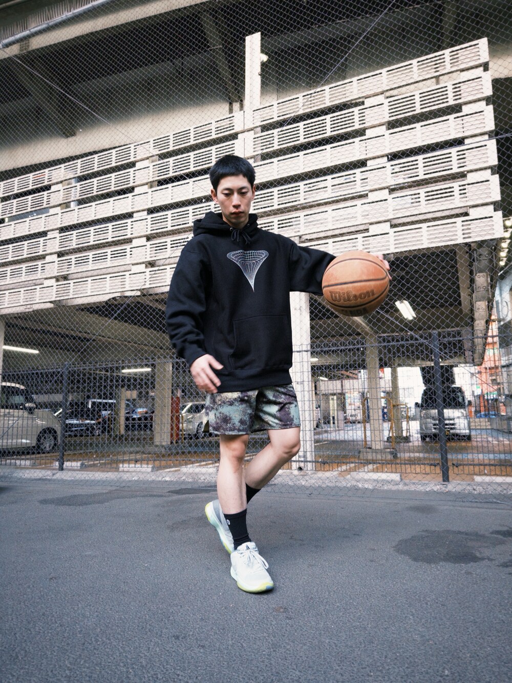 ブラック系のスウェットパンツ、ブラック系のパーカー、グレー系のシューズを着用したメンズの冬コーディネートの3枚目の写真