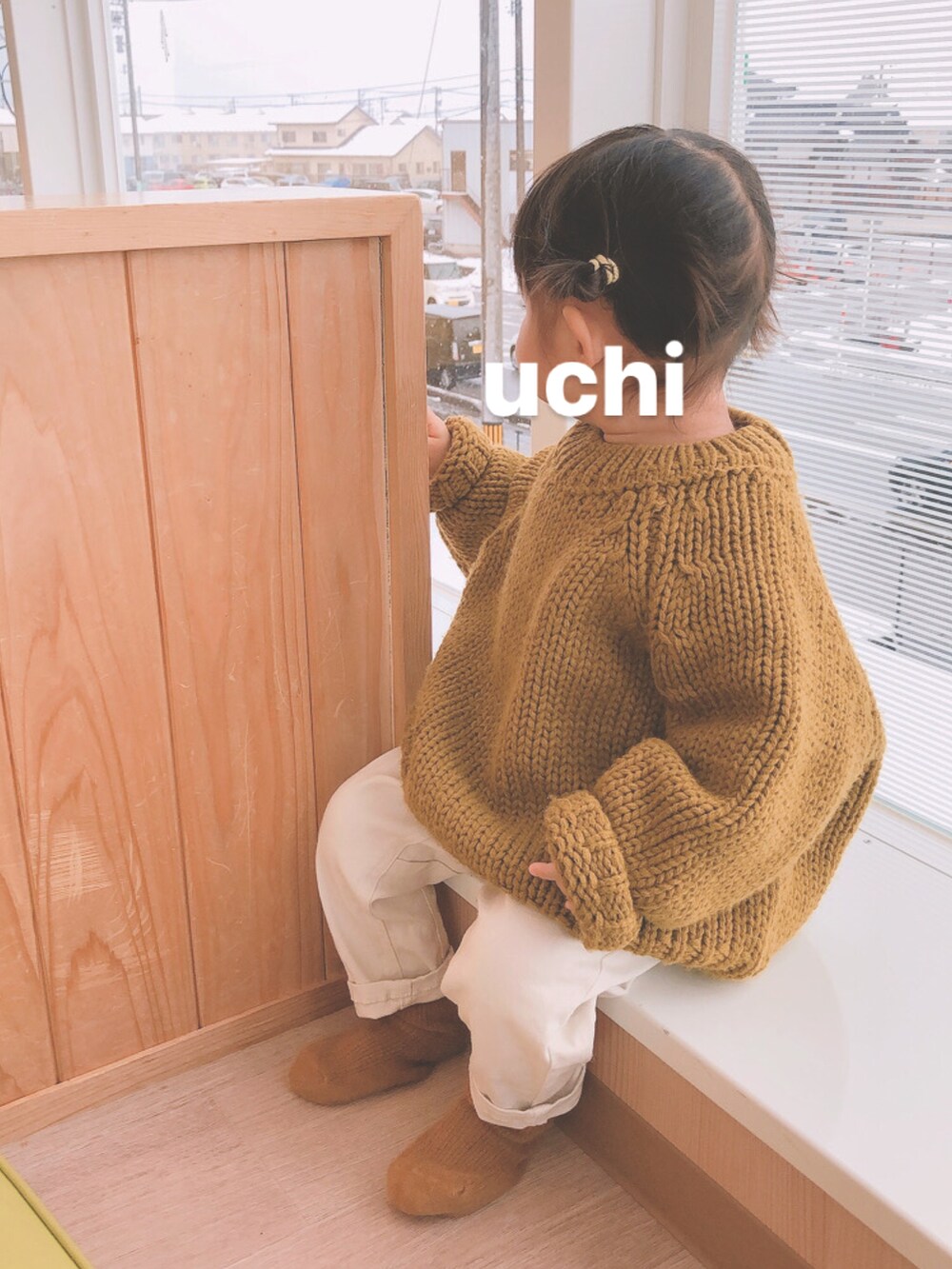 ホワイト系のその他パンツ、イエロー系のニット/セーターを着用したレディースの冬コーディネートの2枚目の写真