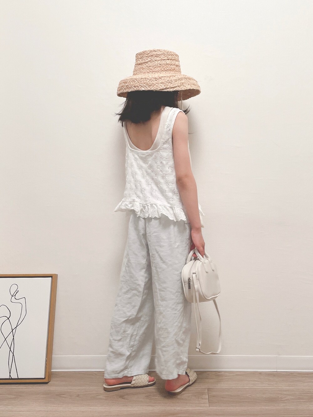 ホワイト系のボストンバッグを着用したキッズの春コーディネートの4枚目の写真