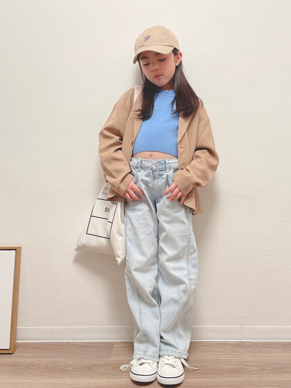 「春コーデ、カジュアルコーデ、シンプルコーデ、女の子、デニムパンツ、デニム、ジャケット、春ニット」｜「SHIPSのSHIPS KIDS:ワンポイント ロゴ キャップ（キャップ、ベージュ系）」を使った、RIOさん（キッズ・120cm）の冬コーディネートの2枚目の写真