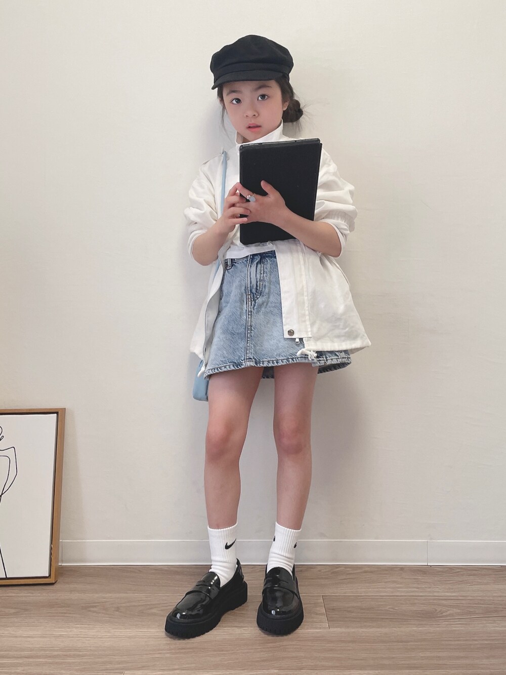 ホワイト系のマウンテンパーカー、ホワイト系のスウェット、ホワイト系のソックス/靴下を着用したキッズの春コーディネートの3枚目の写真