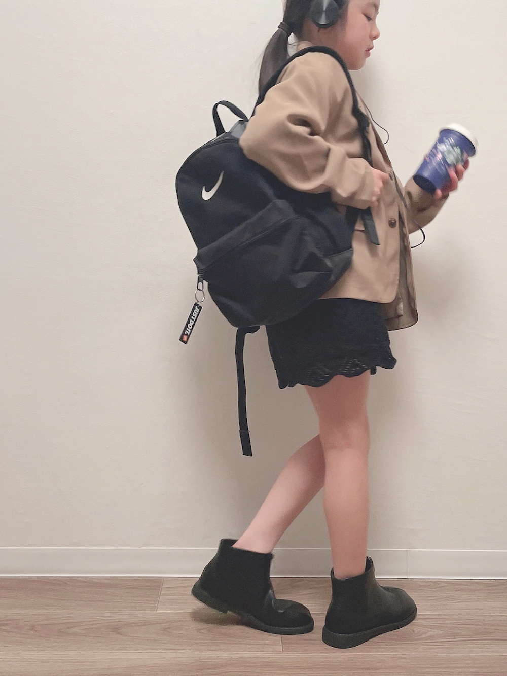 ベージュ系のテーラードジャケット、ブラック系のバックパック/リュック、ブラック系のその他パンツを着用したキッズの春コーディネートの3枚目の写真