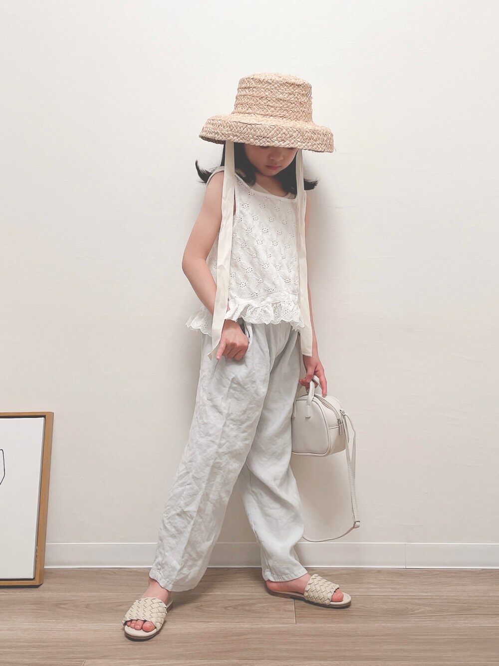 ホワイト系のボストンバッグを着用したキッズの春コーディネートの2枚目の写真
