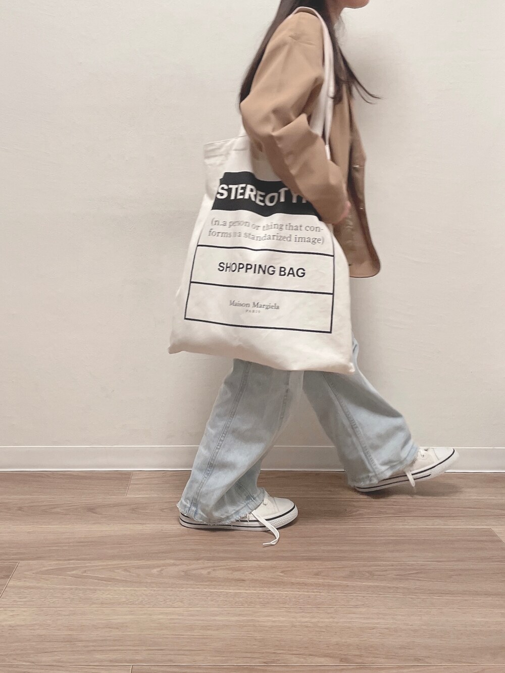 「春コーデ、カジュアルコーデ、シンプルコーデ、女の子、デニムパンツ、デニム、ジャケット、春ニット」｜「SHIPSのSHIPS KIDS:ワンポイント ロゴ キャップ（キャップ、ベージュ系）」を使った、RIOさん（キッズ・120cm）の冬コーディネートの4枚目の写真