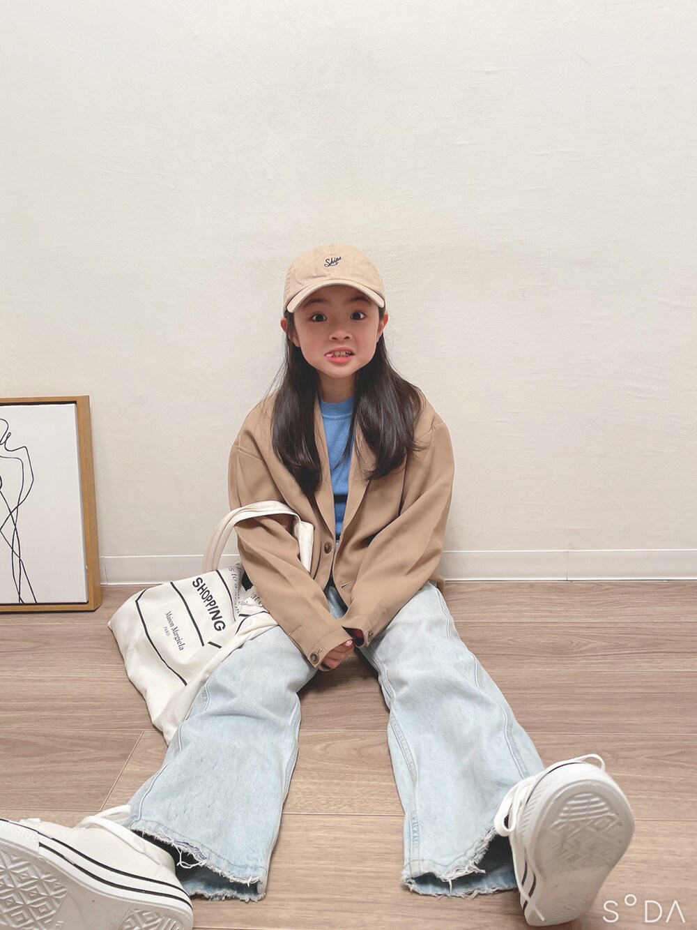 「春コーデ、カジュアルコーデ、シンプルコーデ、女の子、デニムパンツ、デニム、ジャケット、春ニット」｜「SHIPSのSHIPS KIDS:ワンポイント ロゴ キャップ（キャップ、ベージュ系）」を使った、RIOさん（キッズ・120cm）の冬コーディネートの3枚目の写真