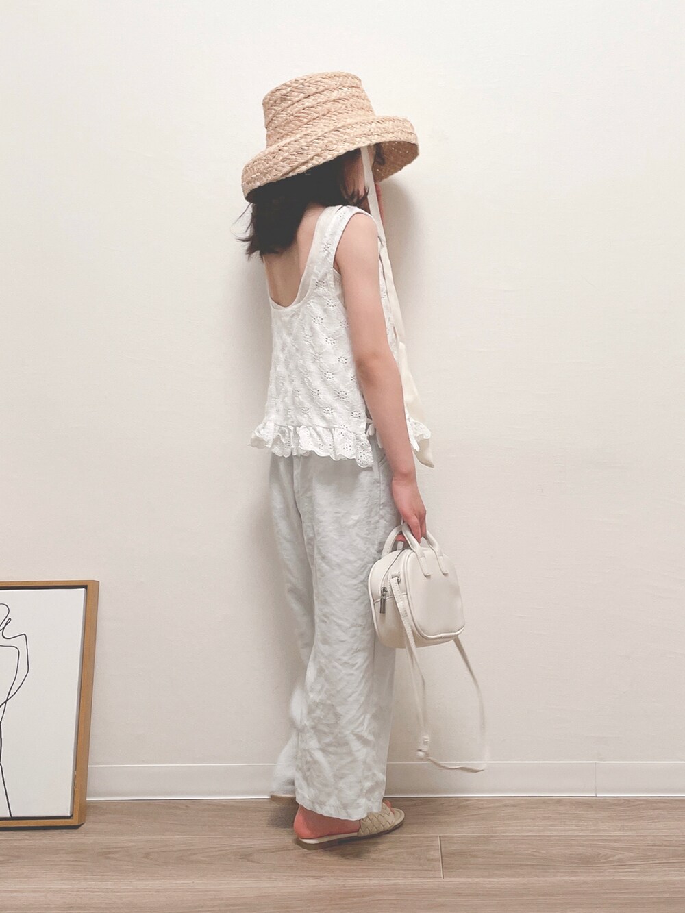 ホワイト系のボストンバッグを着用したキッズの春コーディネートの3枚目の写真