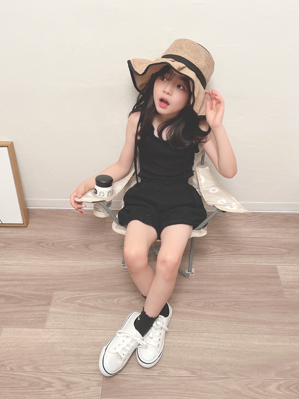 「夏コーデ、キッズファッション、休日コーデ、ブラックコーデ、ニットパンツ、ラクチンコーデ、アディダス」｜「CIAOPANIC TYPYの【KIDS】ジュートプリーツハット（ハット、ベージュ系）」を使った、RIOさん（キッズ・120cm）の夏コーディネートの2枚目の写真