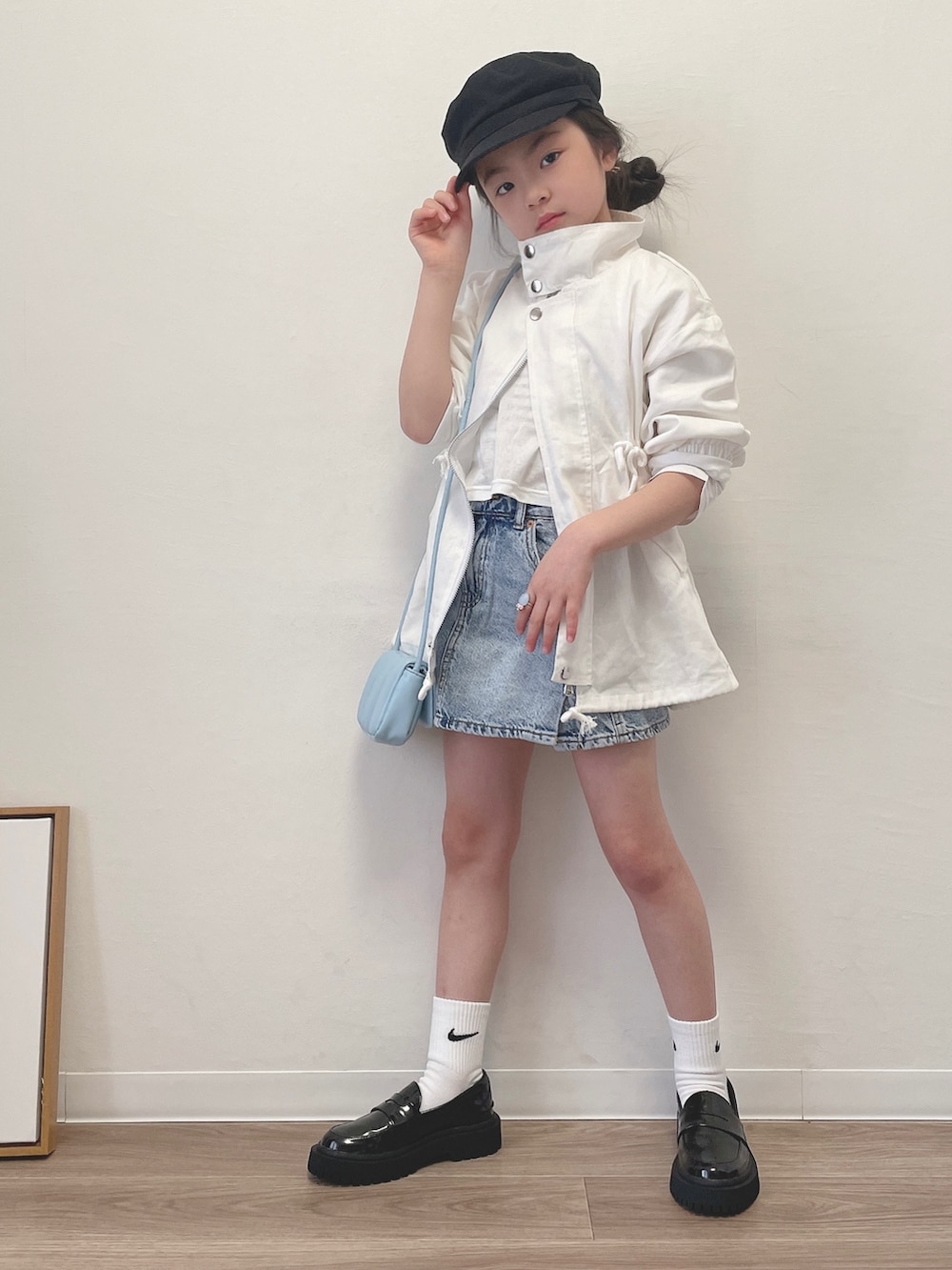 ホワイト系のマウンテンパーカー、ホワイト系のスウェット、ホワイト系のソックス/靴下を着用したキッズの春コーディネートの2枚目の写真