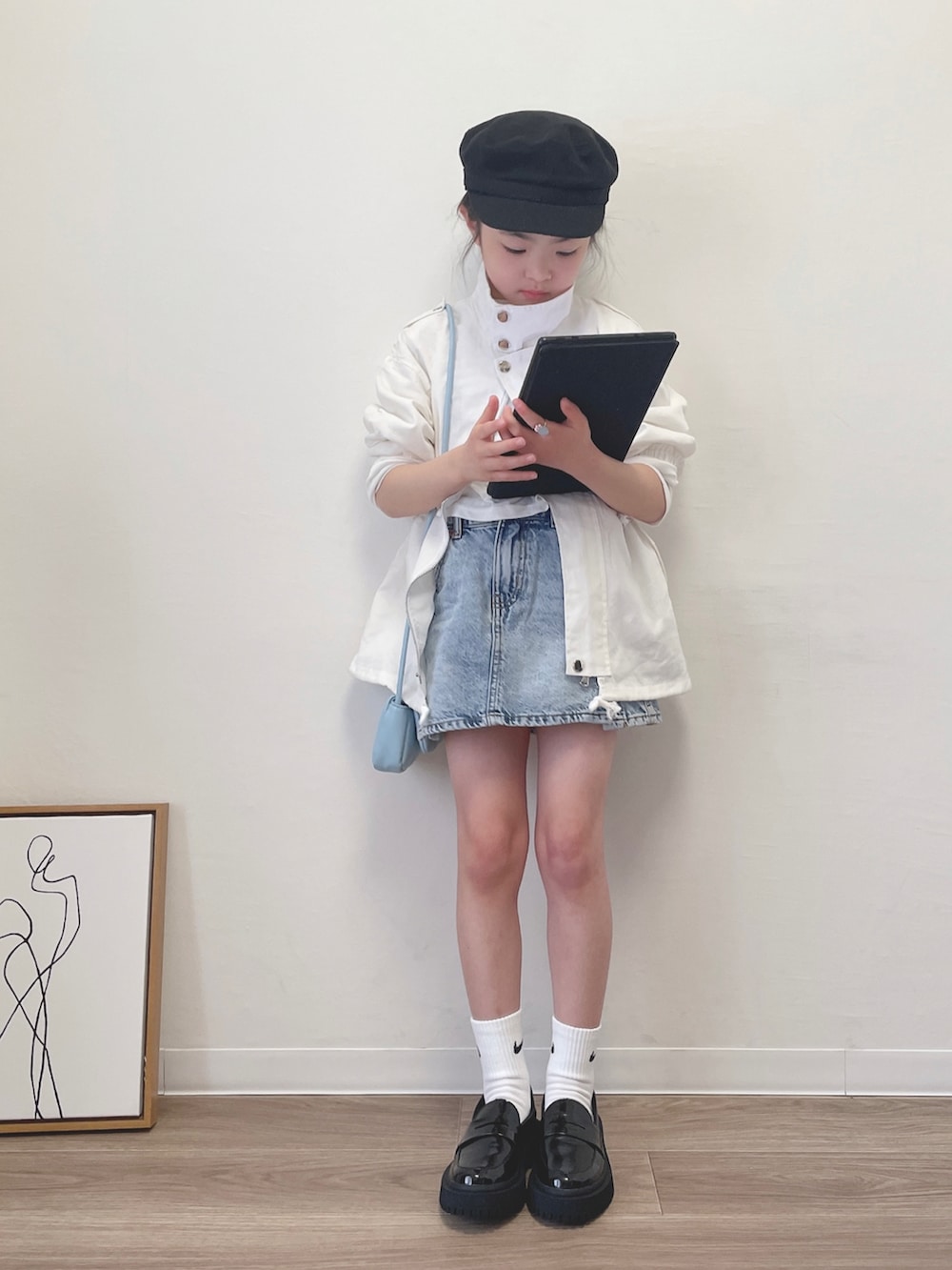 ホワイト系のマウンテンパーカー、ホワイト系のスウェット、ホワイト系のソックス/靴下を着用したキッズの春コーディネートの4枚目の写真