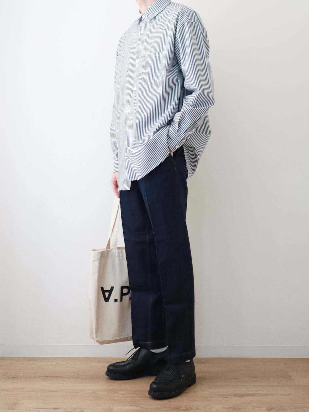 ブルー系のシャツ/ブラウス、ブルー系のデニムパンツ、ブラック系のドレスシューズを着用したメンズの春コーディネートの2枚目の写真