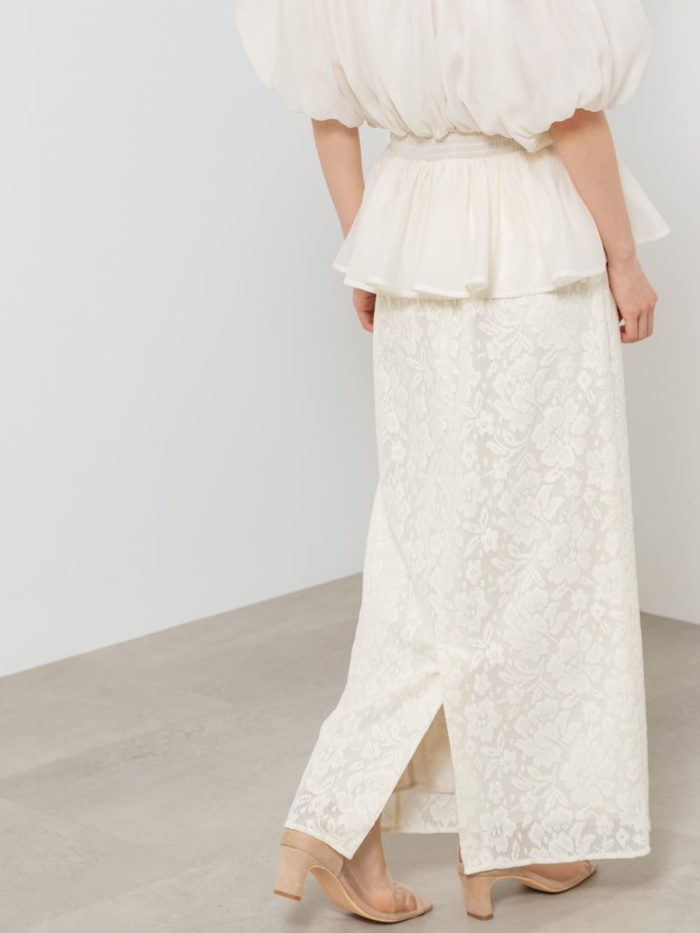 ホワイト系のシャツ/ブラウス、ホワイト系のスカート、ベージュ系のブーツを着用したレディースの夏コーディネートの6枚目の写真