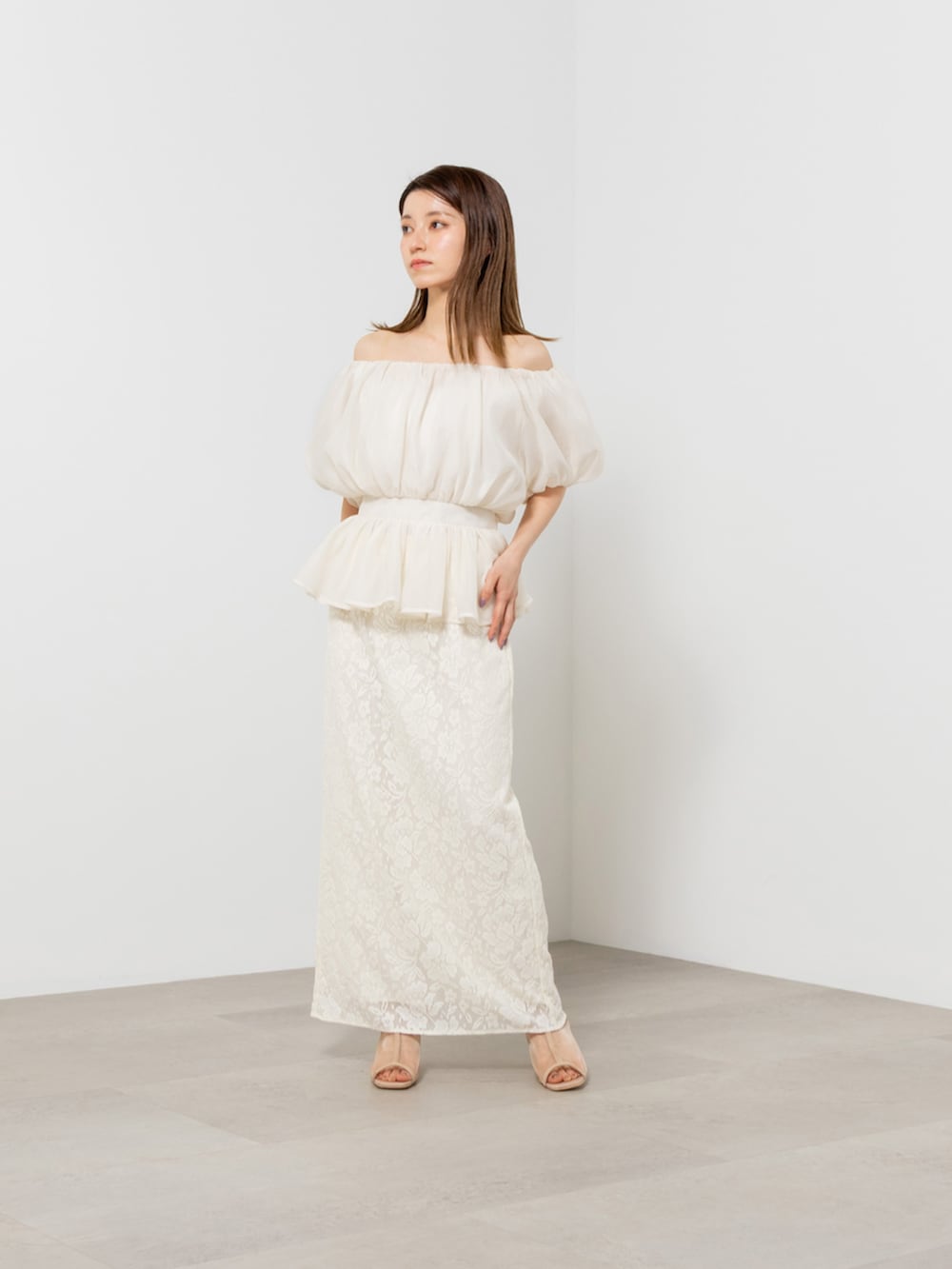 ホワイト系のシャツ/ブラウス、ホワイト系のスカート、ベージュ系のブーツを着用したレディースの夏コーディネートの3枚目の写真