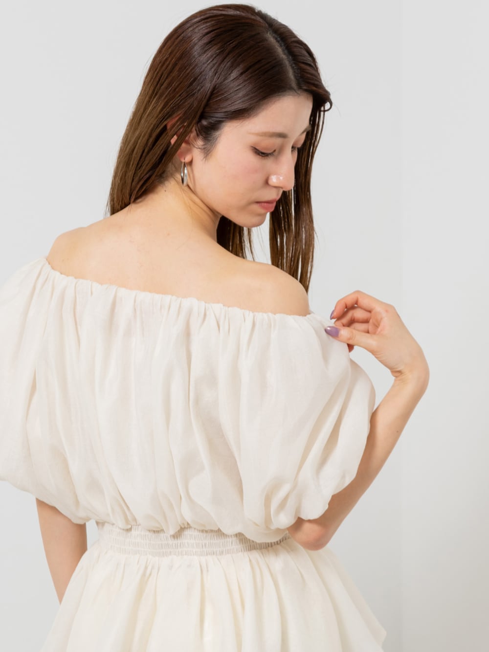 ホワイト系のシャツ/ブラウス、ホワイト系のスカート、ベージュ系のブーツを着用したレディースの夏コーディネートの5枚目の写真