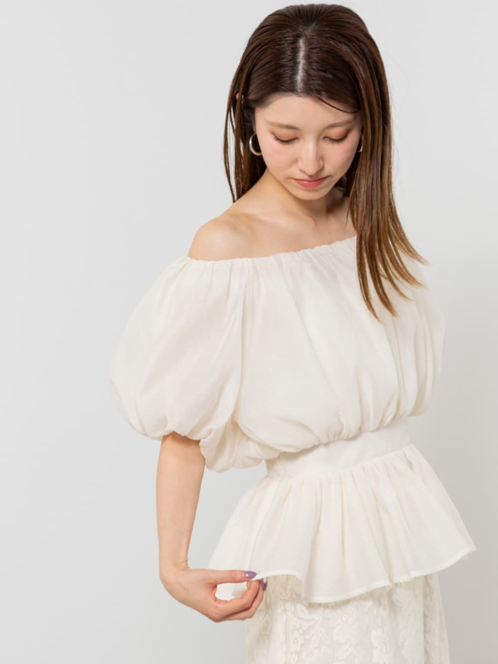 ホワイト系のシャツ/ブラウス、ホワイト系のスカート、ベージュ系のブーツを着用したレディースの夏コーディネートの4枚目の写真