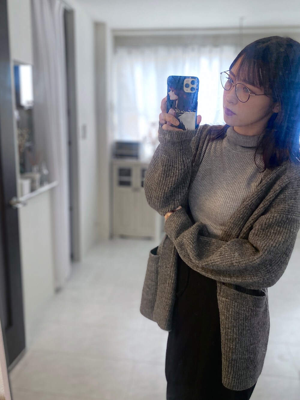 「ファッションを楽しもう、グレー、タートルネック、カーディガン、ゆるコーデ、シンプルコーデ、シンプル、グレー×ブラック、タイトスカート、GU、UNIQLO、プチプラ、大人女子、お出かけコーデ、オトナ女子」｜「GUのアイテム（トップス、ブラック系）」を使った、tamaさん（レディース・162cm）の秋コーディネートの4枚目の写真