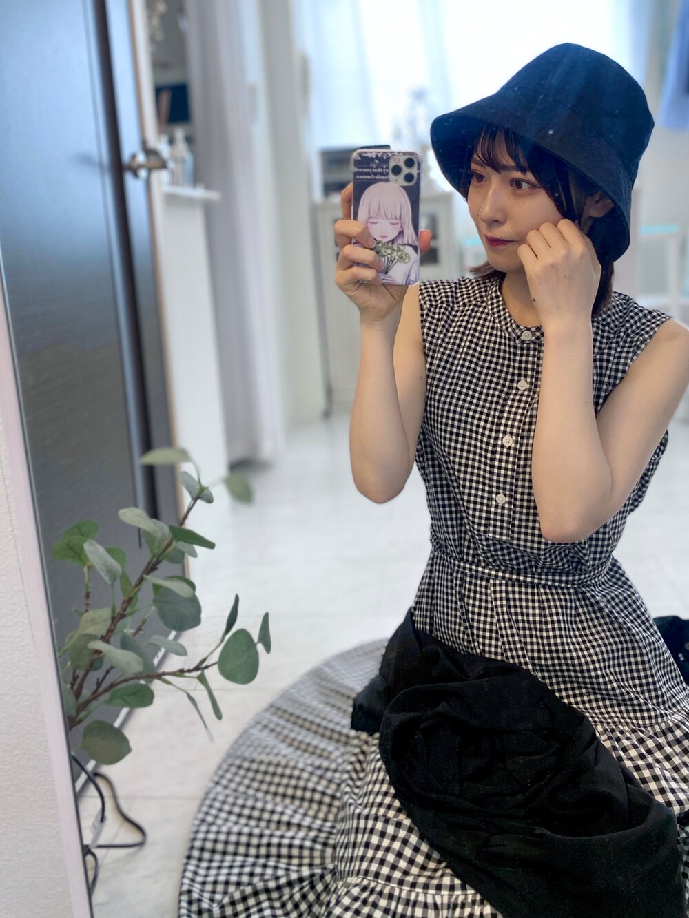 「シンプルコーデ、休日スタイル、ワンピース、ギンガムチェック、モノトーン、お出かけコーデ、オトナ女子、シンプル、オトナカワイイ、ロングワンピース、バケットハット、ユニクロ、UNIQLO、プチプラ、ワントーンコーデ」｜「UNIQLOのアイテム（ワンピース、ブラック系）」を使った、tamaさん（レディース・162cm）の秋コーディネートの2枚目の写真