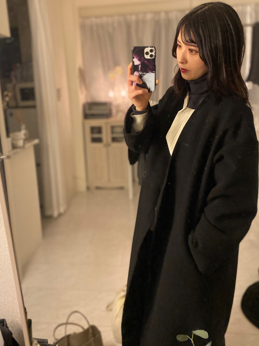 「プチプラ、休日スタイル、ゆったりコーデ、大人かわいい、着回しコーデ、モノトーンコーデ、オトナ女子、タイトスカート、タートルネック、白、黒、冬ファッション、白黒、お出かけコーデ、お洒落さんとつながりたい」｜「ROPE' PICNICの【軽量】レクタンメタルミドルラウンドボストン＆ショルダーバッグ（ショルダーバッグ、ベージュ系）」を使った、tamaさん（レディース・162cm）の冬コーディネートの4枚目の写真