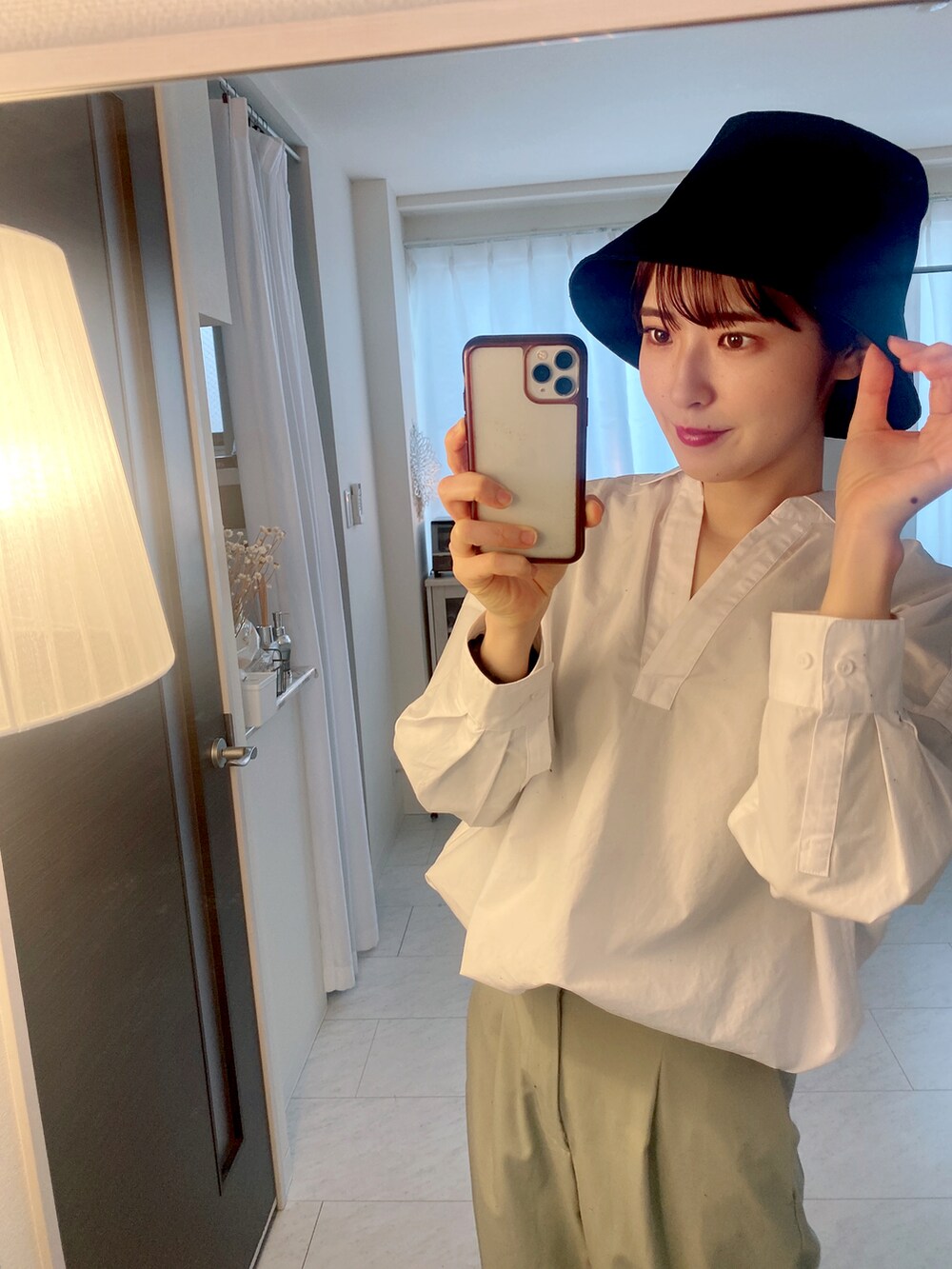 「春カラー、春、シンプル、カラーパンツ、はじめましてコーデ、UNIQLO、タックイン、ニューバランス、シャツスタイル、シャツ、ショートヘア、プチプラ、緑、スニーカー、大人カジュアル」｜「GUの1990＋税（パンツ、グリーン系）」を使った、tamaさん（レディース・162cm）の春コーディネートの2枚目の写真