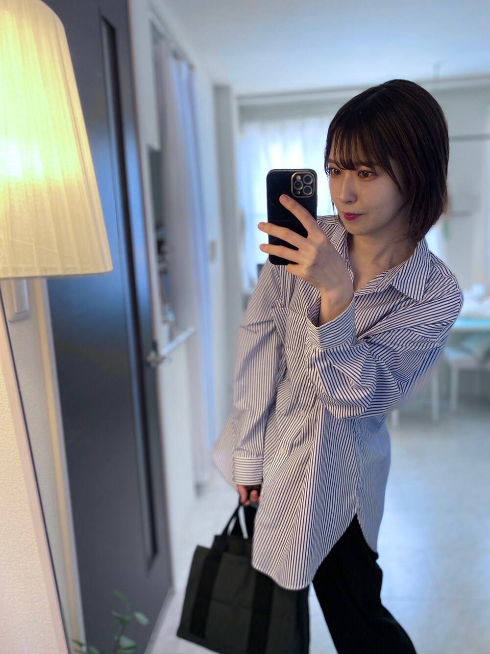 「カジュアル、カジュアルコーデ、ストライプシャツ、シンプルコーデ、春コーデ、シンプル、mura、GU、スニーカー、スニーカーコーデ、プチプラ、ショートヘア、白スニーカー、大人カジュアル、スラックス」｜「MURAのR-PET(リサイクルポリエステル) 撥水 抗菌 仕切り付き ミニ トートバッグ（トートバッグ、グレー系）」を使った、tamaさん（レディース・162cm）の春コーディネートの3枚目の写真