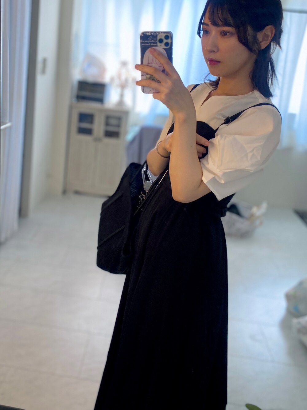 「ジャンスカ、ジャンスカコーデ、モノトーン、休日コーデ、大人女子、オトナガーリー、シンプルコーデ、おでかけコーデ、ブラック、大人ガーリー、スカート、ブラウス、モノトーンコーデ、JUNOAH、titty&Co.」｜「MURAのネオプレン メッシュ ミニ トートバッグ（サコッシュ別売り）（トートバッグ、ブラック系）」を使った、tamaさん（レディース・162cm）の秋コーディネートの4枚目の写真