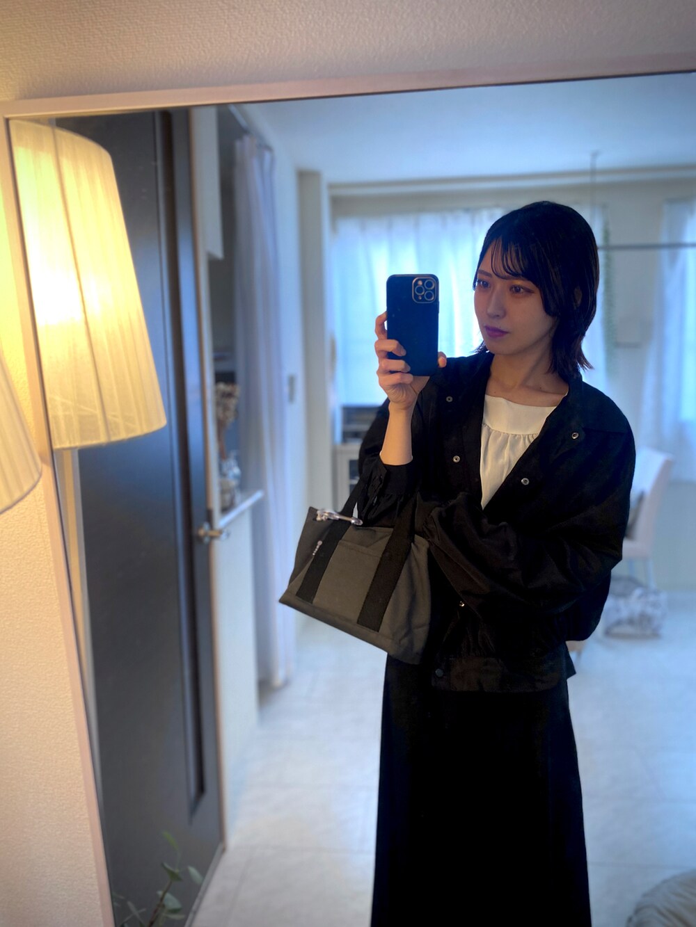 「オトナカジュアル、お洒落さんとつながりたい、タイトスカート、プチプラコーデ、春夏コーデ、きれいめコーディネート、タックイン、トートバッグ、モノトーン、白黒、シンプルコーデ、オトナ女子、GU、ブラウス、黒」｜「MURAのR-PET(リサイクルポリエステル) 撥水 抗菌 仕切り付き ミニ トートバッグ（トートバッグ、グレー系）」を使った、tamaさん（レディース・162cm）の春コーディネートの2枚目の写真