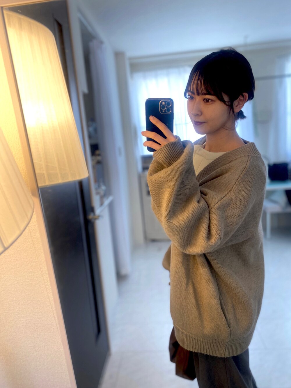 「オトナカジュアル、オトナ女子、ラクチンコーデ、春、カーディガン、ゆるコーデ、ビックシルエット、オトナカワイイ、プチプラ、休日スタイル、ベージュ、GU、ショートヘア、おしゃれさんと繋がりたい、シンプルコーデ」｜「GUのアイテム（パンツ、グレー系）」を使った、tamaさん（レディース・162cm）の春コーディネートの2枚目の写真