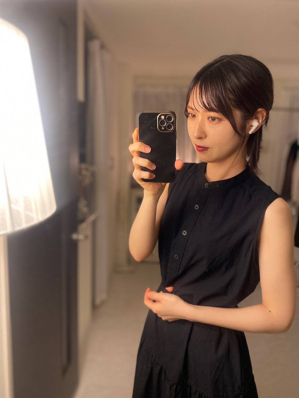 「大人かわいい、ラクチンコーデ、おでかけコーデ、お洒落さんとつながりたい、シンプルコーデ、ワンピース、ユニクロ、プチプラ、黒、オールブラック、プチプラコーデ、ブラックコーデ、ノースリーブ、シンプルスタイル、夏コーデ」｜「UNIQLOのアイテム（ワンピース、ブラック系）」を使った、tamaさん（レディース・162cm）の秋コーディネートの3枚目の写真