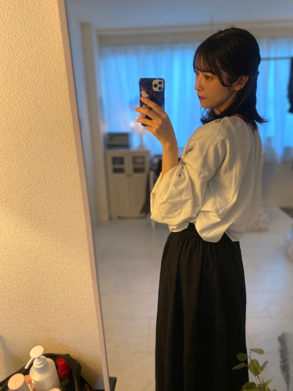 「シンプルコーデ、おでかけコーデ、オトナカワイイ、デートコーデ、キレイめコーデ、ootd、冬、大人女子、シンプル、プチプラコーデ、大人かわいい、モノトーン、スカート、ブラウス、白黒」｜「JUNOAHのリネン混オープンブラウススカートセットアップ（セットアップ、ブラック系）」を使った、tamaさん（レディース・162cm）の冬コーディネートの4枚目の写真
