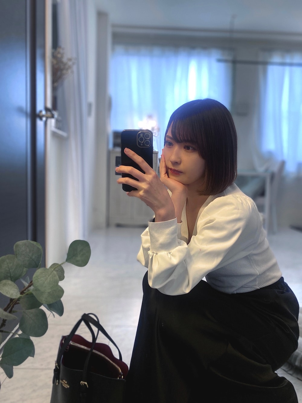 「春服デビュー宣言、休日コーデ、おしゃれさんと繋がりたい、オトナ女子、おでかけコーデ、キレイめ、キレイめコーデ、モノトーン、プチプラ、大人コーデ、着回しコーデ、モノトーンコーデ、ショートボブ、黒、スカートスタイル」｜「NEUNAの【大人の落ち感シルエット。】マーメイドサテンロングスカート（スカート、ブラック系）」を使った、tamaさん（レディース・162cm）の春コーディネートの3枚目の写真