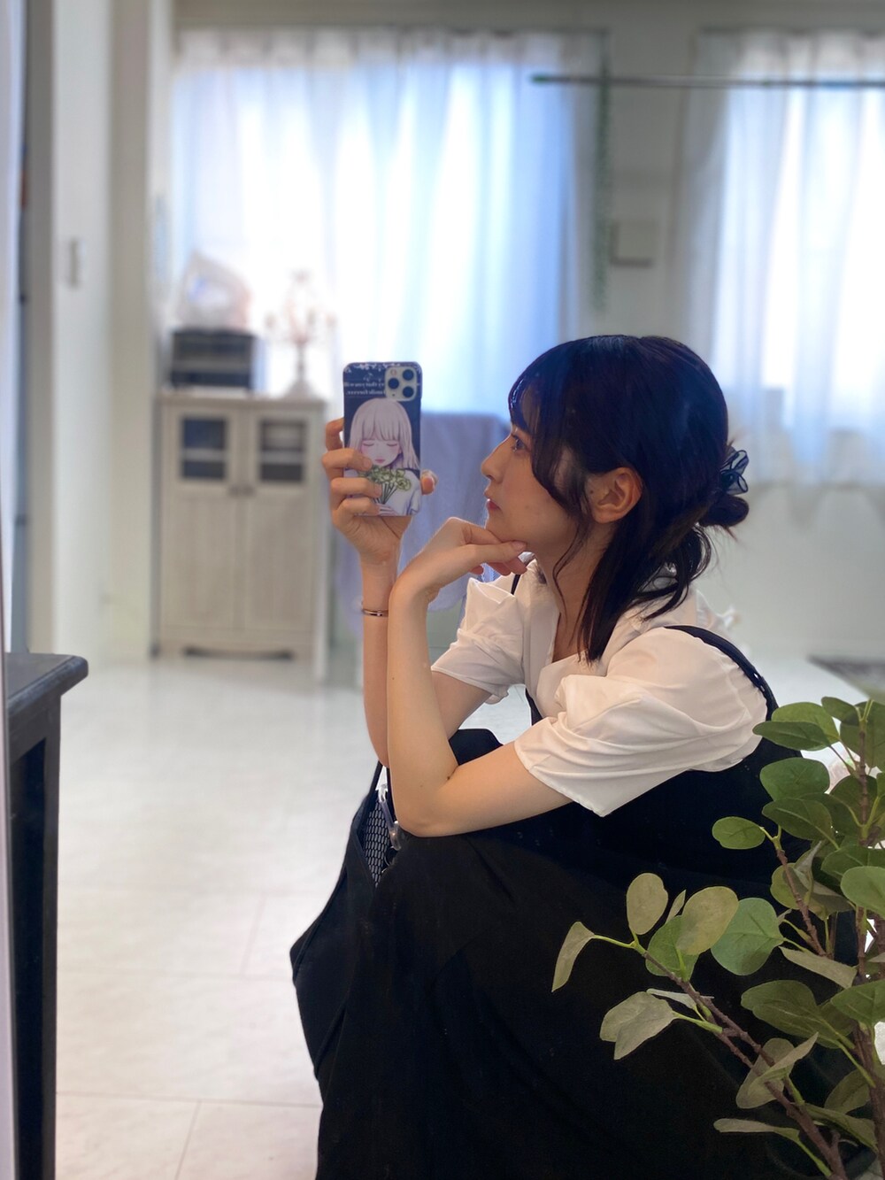 「ジャンスカ、ジャンスカコーデ、モノトーン、休日コーデ、大人女子、オトナガーリー、シンプルコーデ、おでかけコーデ、ブラック、大人ガーリー、スカート、ブラウス、モノトーンコーデ、JUNOAH、titty&Co.」｜「MURAのネオプレン メッシュ ミニ トートバッグ（サコッシュ別売り）（トートバッグ、ブラック系）」を使った、tamaさん（レディース・162cm）の秋コーディネートの3枚目の写真