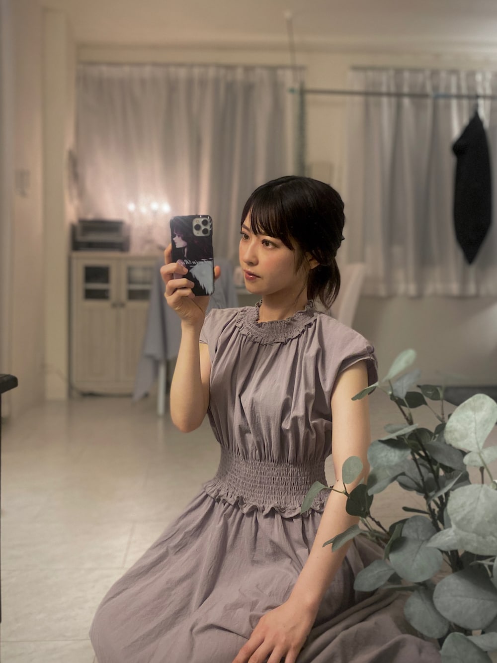 「シンプルコーデ、ワンピース、大人かわいい、グレー、シンプル、大人女子、大人ガーリー、ガーリー、ワンカラー、ブルベ冬、ロングワンピース、ポニーテール、秋服、秋服まるっと大公開、おしゃれさんと繋がりたい」｜「ABITOKYOのハイネック シャーリングフレンチスリーブワンピース（ワンピース、グレー系）」を使った、tamaさん（レディース・162cm）の秋コーディネートの2枚目の写真