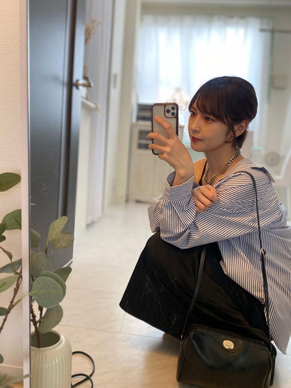 「シンプルコーデ、大人女子、休日スタイル、カジュアルコーデ、ワンピース、シャツスタイル、シャツ、ストライプ、ストライプシャツ、プチプラコーデ、オトナ女子、ゆるコーデ、キャミソール、黒、キャミワンピ」|「SENSE OF PLACE by URBAN RESEARCHのヴィンテージライクミニショルダーバッグ(ショルダーバッグ、ブラック系)」を使った、tamaさん(レディース・162cm)の秋コーディネートの2枚目の写真