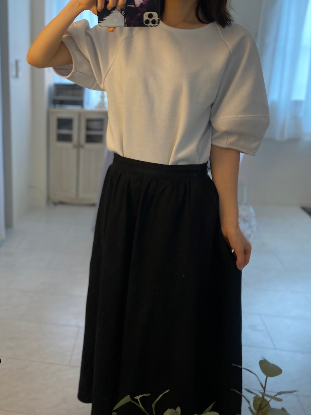 「秋のコーデ、秋服、モノトーン、プチプラ、白黒、ロングスカート、GU、オトナ女子、オトナカワイイ、大人女子、シンプルコーデ、シンプルスタイル、おでかけコーデ、ブルベ冬、黒髪」｜「JUNOAHのリネン混オープンブラウススカートセットアップ（セットアップ、ブラック系）」を使った、tamaさん（レディース・162cm）の秋コーディネートの3枚目の写真