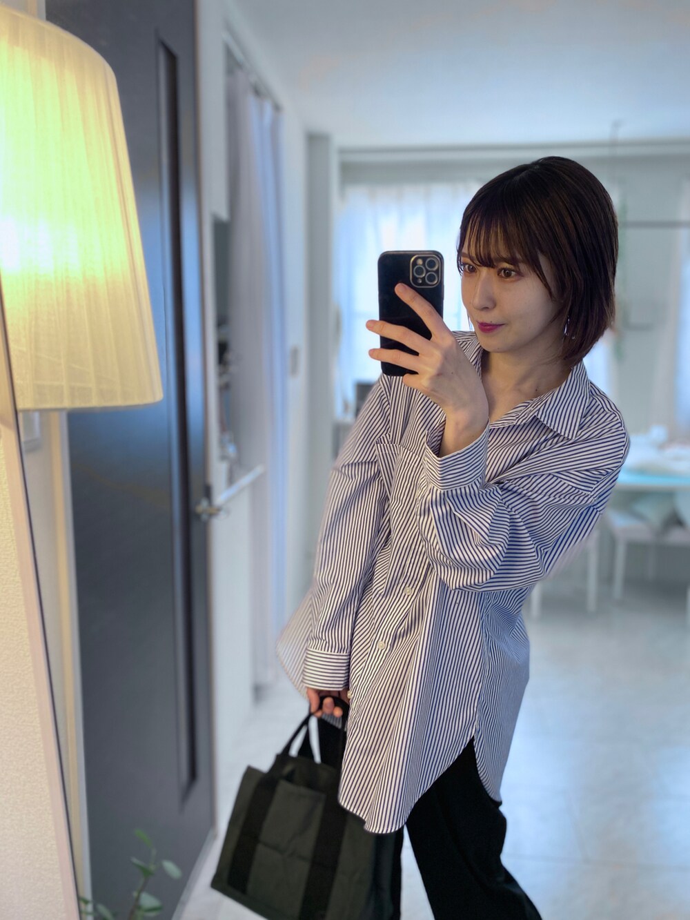 「カジュアル、カジュアルコーデ、ストライプシャツ、シンプルコーデ、春コーデ、シンプル、mura、GU、スニーカー、スニーカーコーデ、プチプラ、ショートヘア、白スニーカー、大人カジュアル、スラックス」｜「MURAのR-PET(リサイクルポリエステル) 撥水 抗菌 仕切り付き ミニ トートバッグ（トートバッグ、グレー系）」を使った、tamaさん（レディース・162cm）の春コーディネートの4枚目の写真