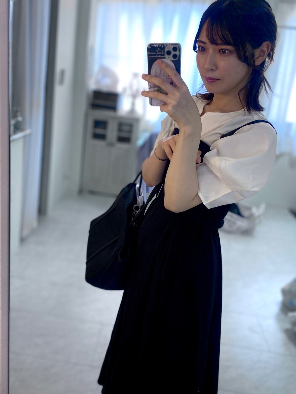 「ジャンスカ、ジャンスカコーデ、モノトーン、休日コーデ、大人女子、オトナガーリー、シンプルコーデ、おでかけコーデ、ブラック、大人ガーリー、スカート、ブラウス、モノトーンコーデ、JUNOAH、titty&Co.」｜「MURAのネオプレン メッシュ ミニ トートバッグ（サコッシュ別売り）（トートバッグ、ブラック系）」を使った、tamaさん（レディース・162cm）の秋コーディネートの5枚目の写真