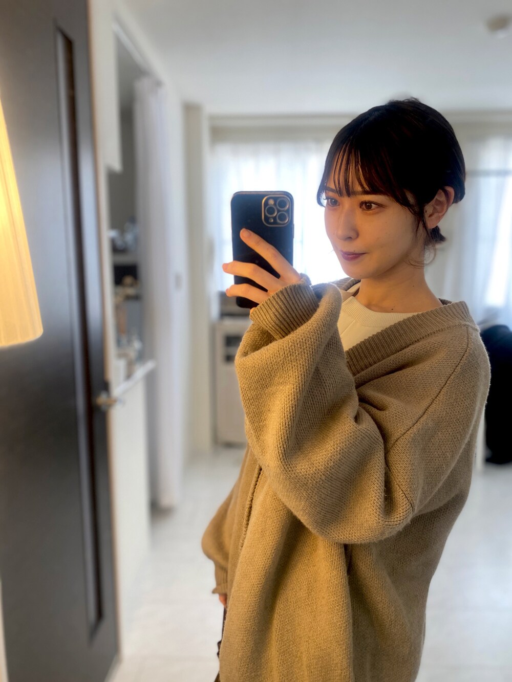「オトナカジュアル、オトナ女子、ラクチンコーデ、春、カーディガン、ゆるコーデ、ビックシルエット、オトナカワイイ、プチプラ、休日スタイル、ベージュ、GU、ショートヘア、おしゃれさんと繋がりたい、シンプルコーデ」｜「GUのアイテム（パンツ、グレー系）」を使った、tamaさん（レディース・162cm）の春コーディネートの3枚目の写真