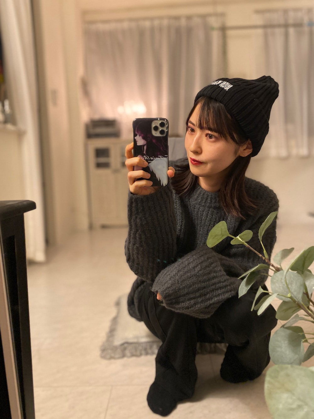 「ファッションを楽しもう、セーター、グレー、シンプルスタイル、カジュアルコーデ、オトナ女子、ニット帽、プチプラ、丸メガネ、ゆるコーデ、秋冬コーデ、冬コーデ、モノトーン、ストリート、大人女子」｜「GUのアイテム（トップス、グレー系）」を使った、tamaさん（レディース・162cm）の秋コーディネートの3枚目の写真