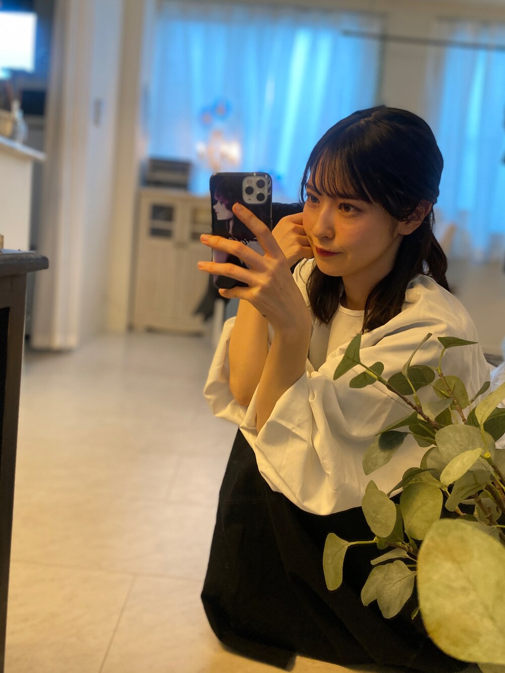 「シンプルコーデ、おでかけコーデ、オトナカワイイ、デートコーデ、キレイめコーデ、ootd、冬、大人女子、シンプル、プチプラコーデ、大人かわいい、モノトーン、スカート、ブラウス、白黒」｜「JUNOAHのリネン混オープンブラウススカートセットアップ（セットアップ、ブラック系）」を使った、tamaさん（レディース・162cm）の冬コーディネートの2枚目の写真