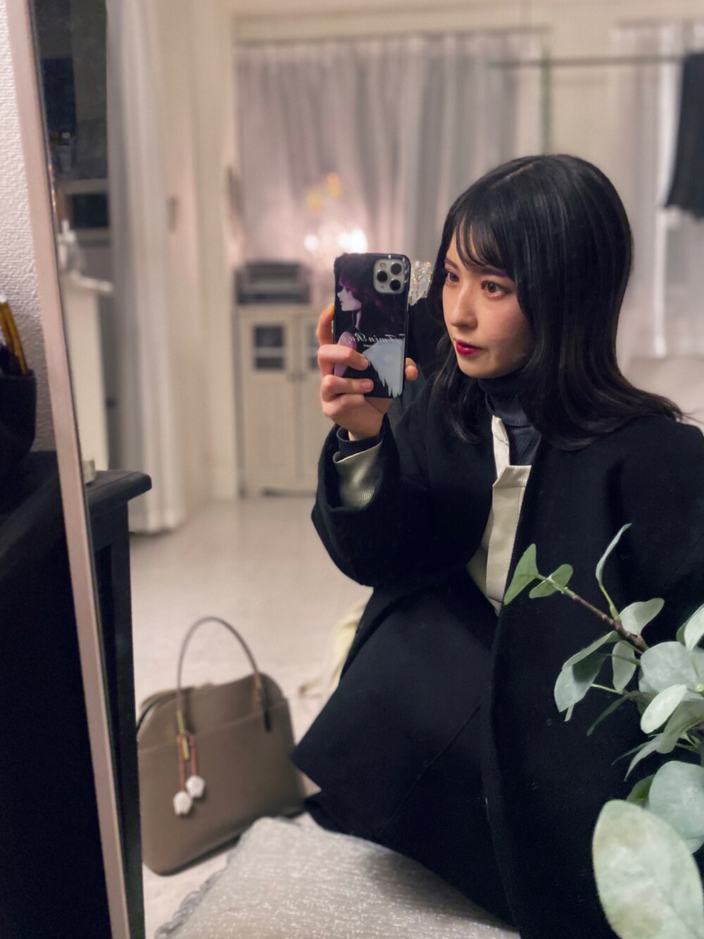 「プチプラ、休日スタイル、ゆったりコーデ、大人かわいい、着回しコーデ、モノトーンコーデ、オトナ女子、タイトスカート、タートルネック、白、黒、冬ファッション、白黒、お出かけコーデ、お洒落さんとつながりたい」｜「ROPE' PICNICの【軽量】レクタンメタルミドルラウンドボストン＆ショルダーバッグ（ショルダーバッグ、ベージュ系）」を使った、tamaさん（レディース・162cm）の冬コーディネートの3枚目の写真