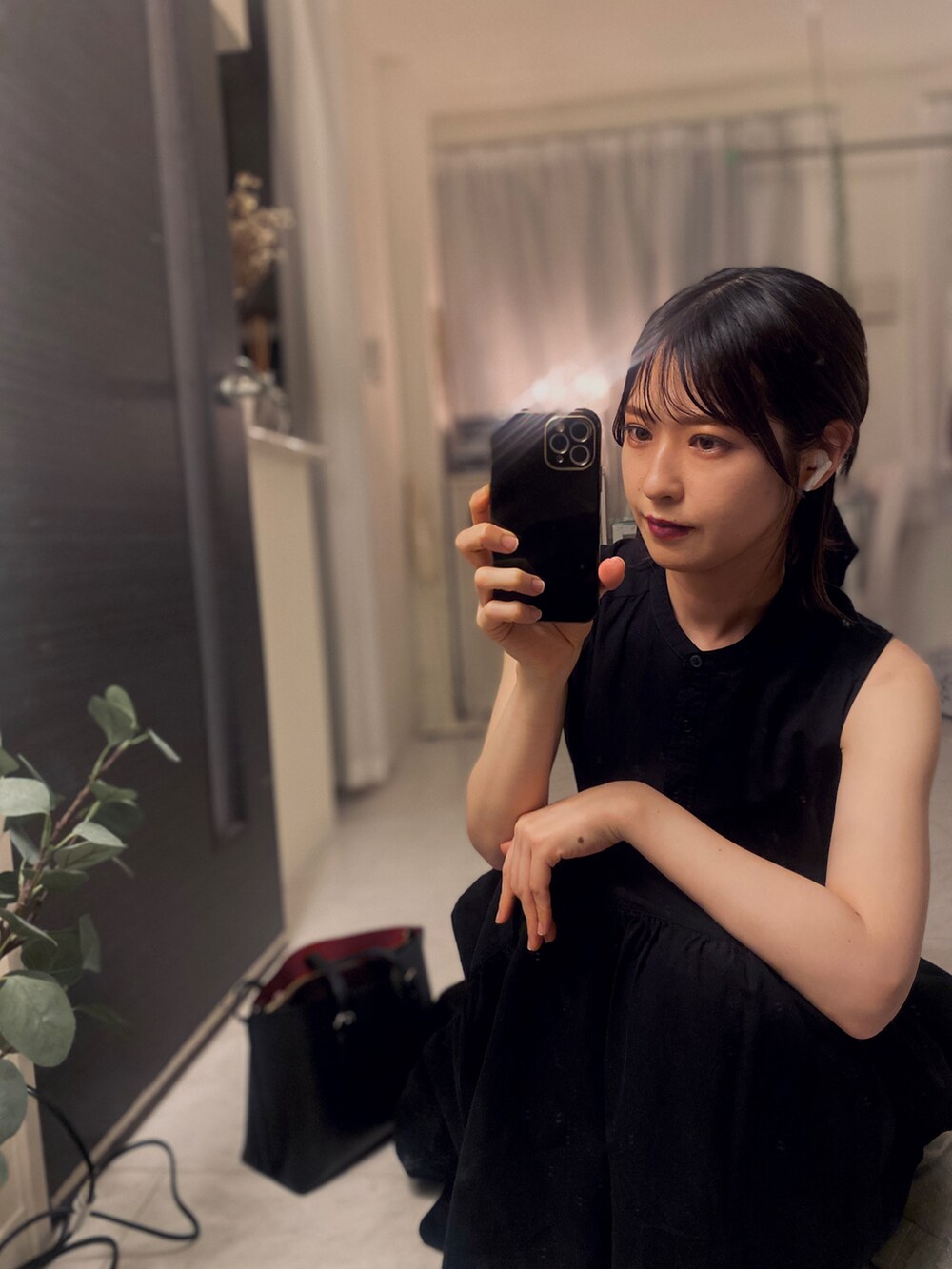 「大人かわいい、ラクチンコーデ、おでかけコーデ、お洒落さんとつながりたい、シンプルコーデ、ワンピース、ユニクロ、プチプラ、黒、オールブラック、プチプラコーデ、ブラックコーデ、ノースリーブ、シンプルスタイル、夏コーデ」｜「UNIQLOのアイテム（ワンピース、ブラック系）」を使った、tamaさん（レディース・162cm）の秋コーディネートの2枚目の写真