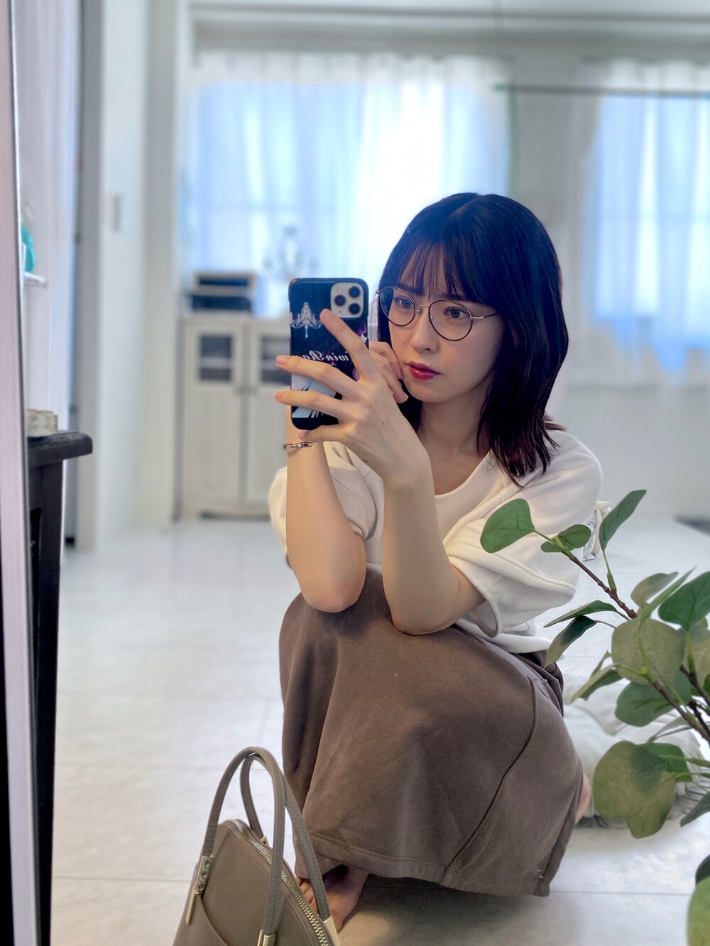 「秋服まるっと大公開、秋服、お出かけコーデ、秋服準備はじめました、大人カジュアル、大人コーデ、シンプルコーデ、ブラウン、シンプルスタイル、GU、プチプラ、丸メガネ、オールGU、タイトスカート、秋カラー」｜「ROPE' PICNICの【軽量】レクタンメタルミドルラウンドボストン＆ショルダーバッグ（ショルダーバッグ、ベージュ系）」を使った、tamaさん（レディース・162cm）の秋コーディネートの2枚目の写真
