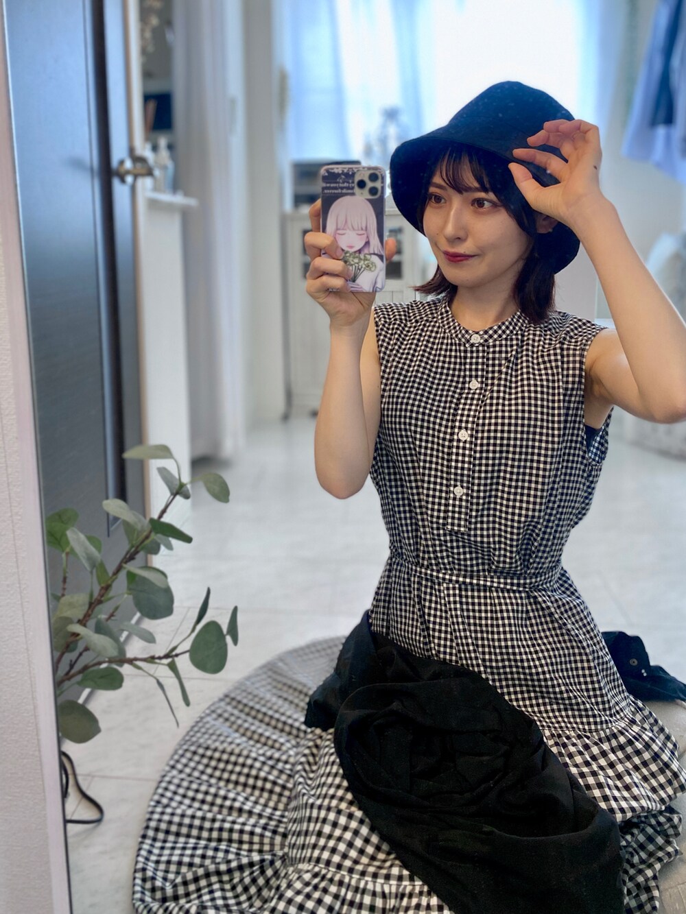 「シンプルコーデ、休日スタイル、ワンピース、ギンガムチェック、モノトーン、お出かけコーデ、オトナ女子、シンプル、オトナカワイイ、ロングワンピース、バケットハット、ユニクロ、UNIQLO、プチプラ、ワントーンコーデ」｜「UNIQLOのアイテム（ワンピース、ブラック系）」を使った、tamaさん（レディース・162cm）の秋コーディネートの3枚目の写真