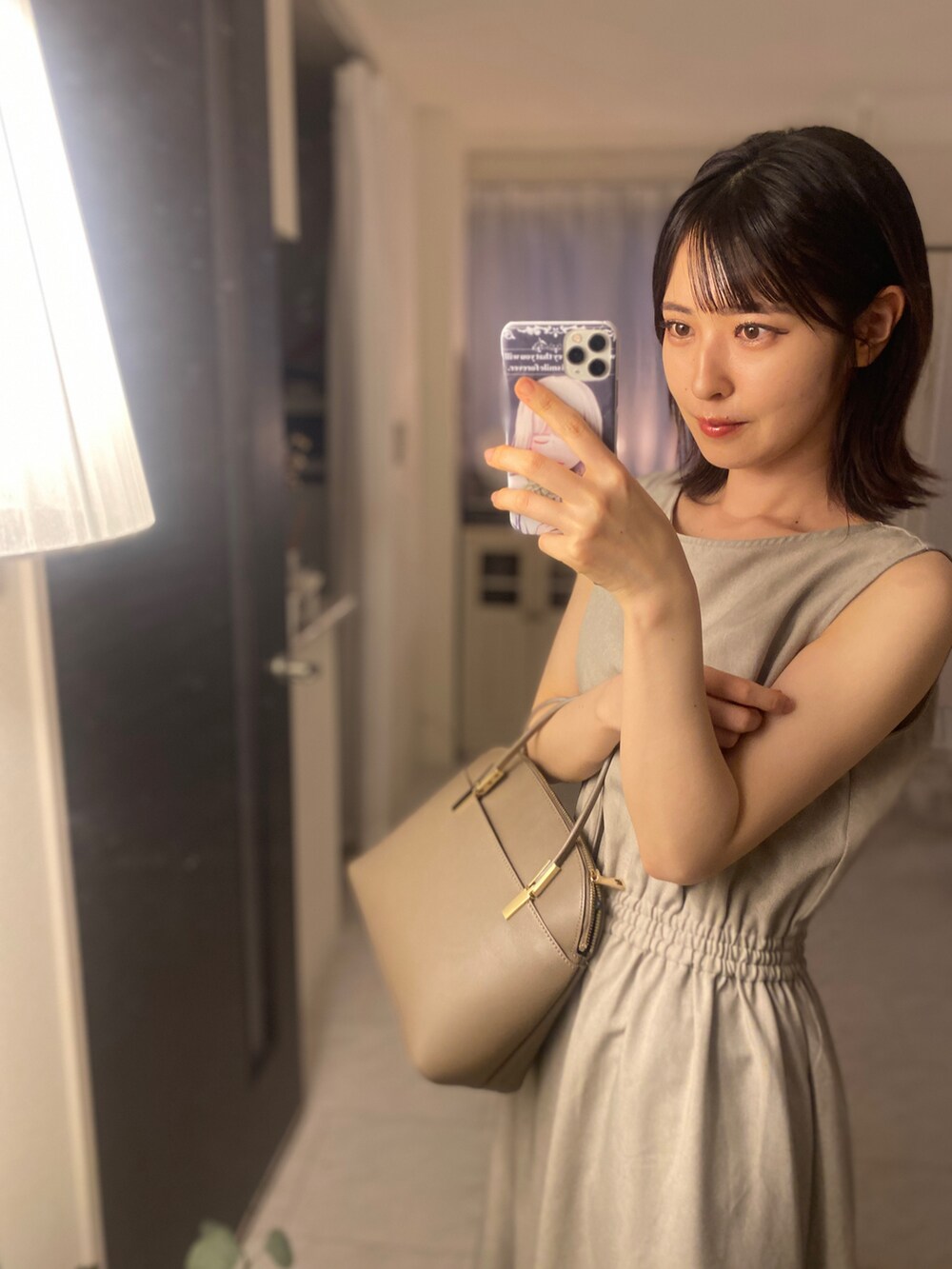 「シンプルコーデ、秋カラー、大人可愛い、ワントーンコーデ、大人ガーリー、プチプラ、GU、淡色コーデ、オトナカワイイ、ベーシュ、ベージュコーデ、ブルベ冬、着回しコーデ、アラサー、ノースリーブ」｜「ROPE' PICNICの【軽量】レクタンメタルミドルラウンドボストン＆ショルダーバッグ（ショルダーバッグ、ベージュ系）」を使った、tamaさん（レディース・162cm）の秋コーディネートの3枚目の写真