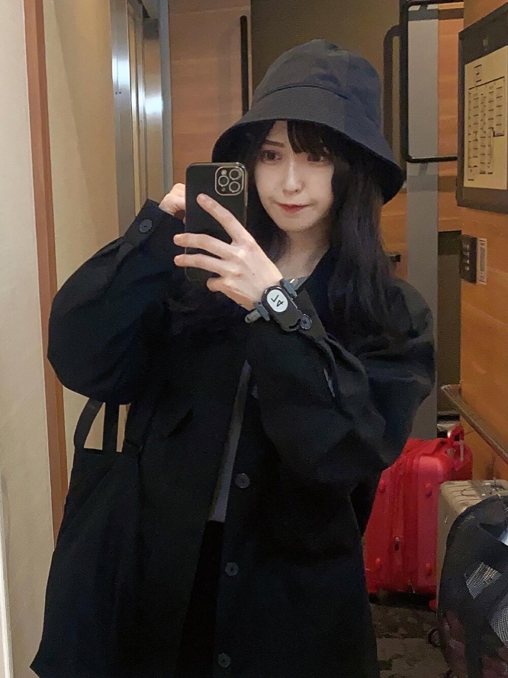 「お出かけコーデ日記、オトナカジュアル、シンプルスタイル、黒、黒コーデ、モノトーン、バケットハット、プチプラ、プチプラコーデ、ジャケット、GU、タックイン、休日コーデ、ゆるコーデ、ロングヘア」｜「JUNOAHのバルーンスリーブシアーブラウス（シャツ/ブラウス、グレー系）」を使った、tamaさん（レディース・162cm）の春コーディネートの2枚目の写真