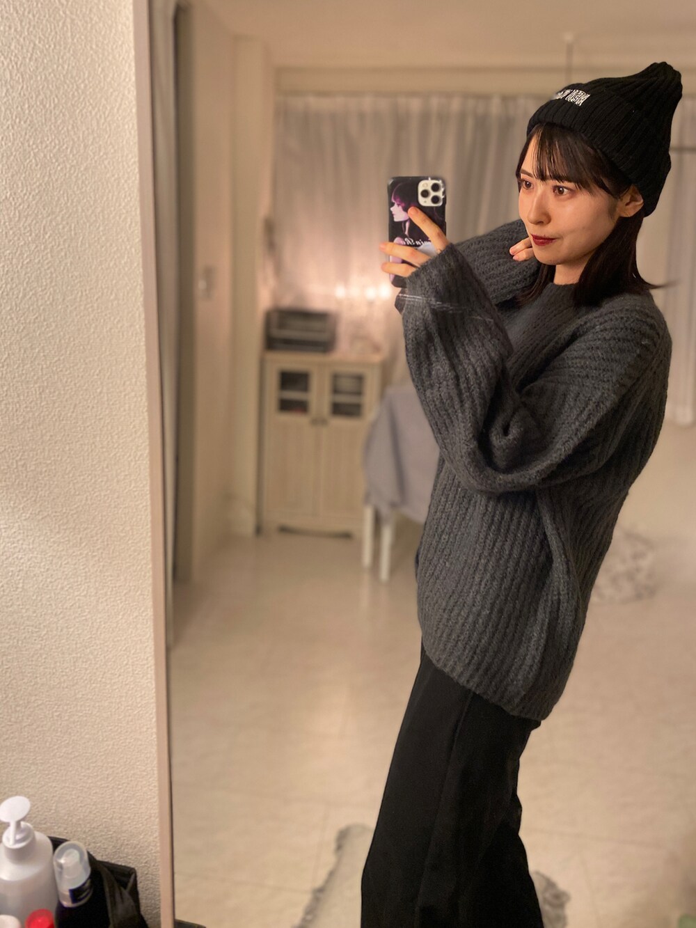 「ファッションを楽しもう、セーター、グレー、シンプルスタイル、カジュアルコーデ、オトナ女子、ニット帽、プチプラ、丸メガネ、ゆるコーデ、秋冬コーデ、冬コーデ、モノトーン、ストリート、大人女子」｜「GUのアイテム（トップス、グレー系）」を使った、tamaさん（レディース・162cm）の秋コーディネートの4枚目の写真