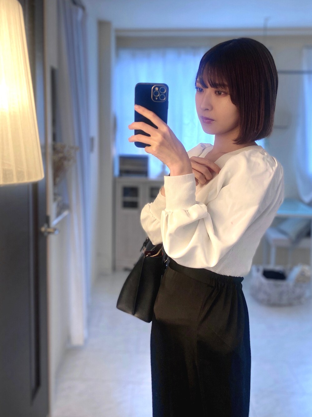 「春服デビュー宣言、休日コーデ、おしゃれさんと繋がりたい、オトナ女子、おでかけコーデ、キレイめ、キレイめコーデ、モノトーン、プチプラ、大人コーデ、着回しコーデ、モノトーンコーデ、ショートボブ、黒、スカートスタイル」｜「NEUNAの【大人の落ち感シルエット。】マーメイドサテンロングスカート（スカート、ブラック系）」を使った、tamaさん（レディース・162cm）の春コーディネートの2枚目の写真