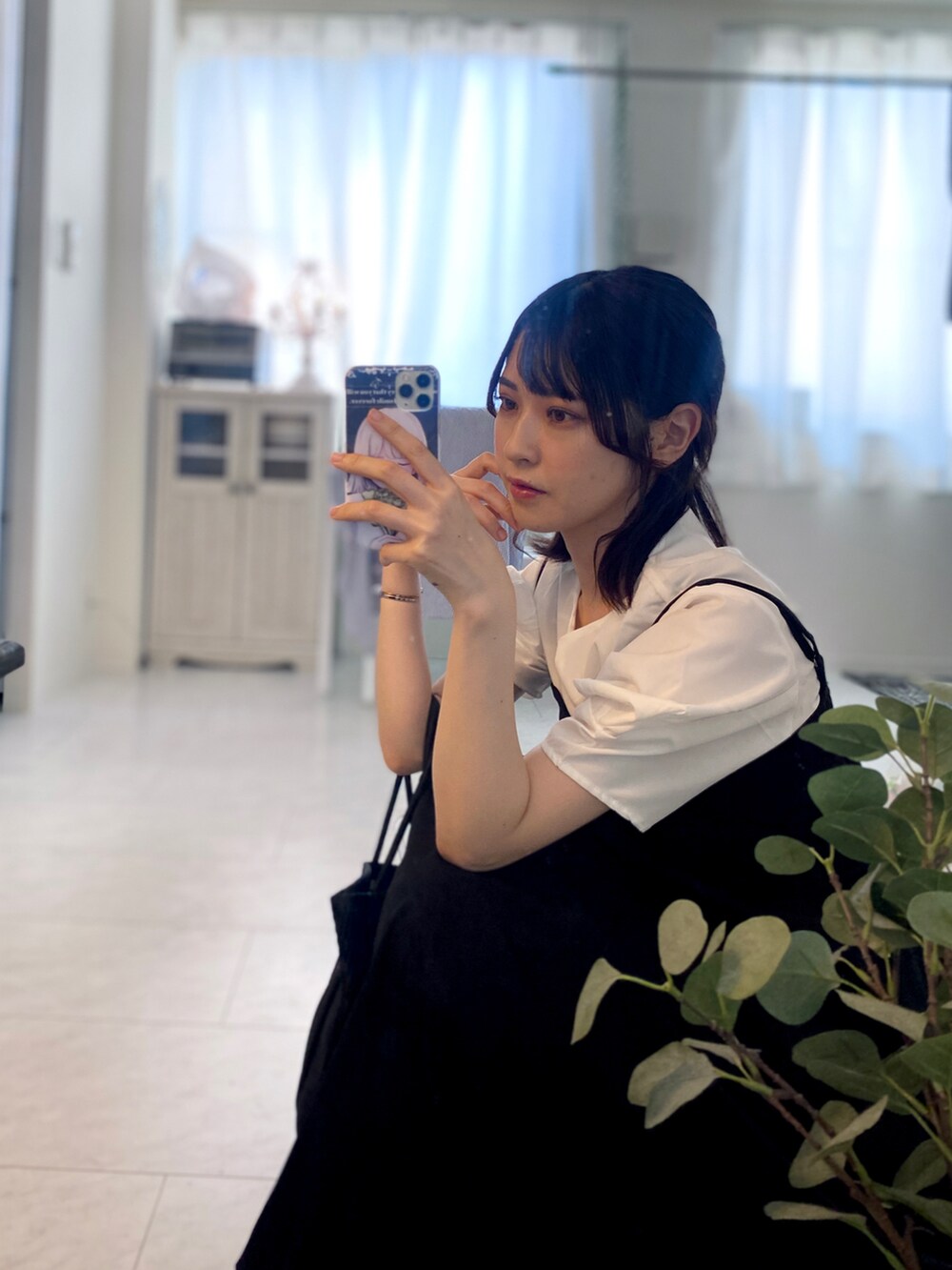 「ジャンスカ、ジャンスカコーデ、モノトーン、休日コーデ、大人女子、オトナガーリー、シンプルコーデ、おでかけコーデ、ブラック、大人ガーリー、スカート、ブラウス、モノトーンコーデ、JUNOAH、titty&Co.」｜「MURAのネオプレン メッシュ ミニ トートバッグ（サコッシュ別売り）（トートバッグ、ブラック系）」を使った、tamaさん（レディース・162cm）の秋コーディネートの2枚目の写真